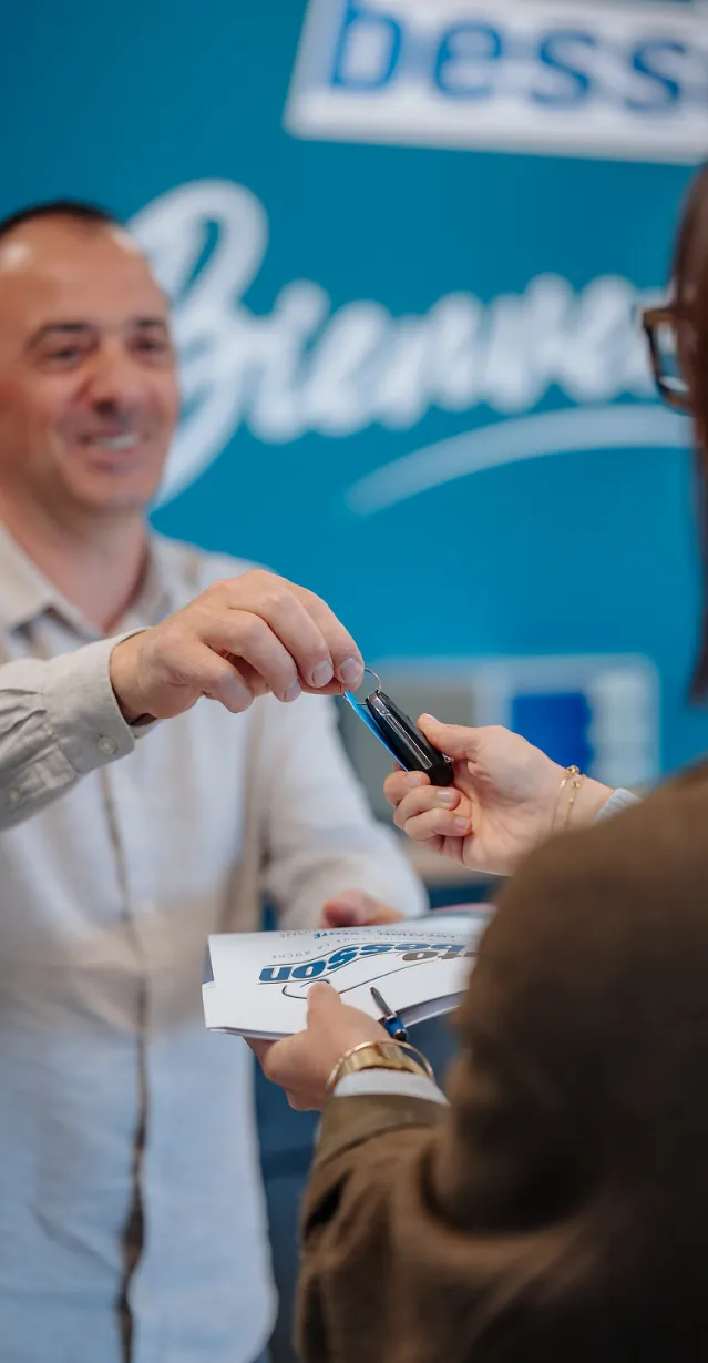 Remise des clés achat véhicule neuf auto besson